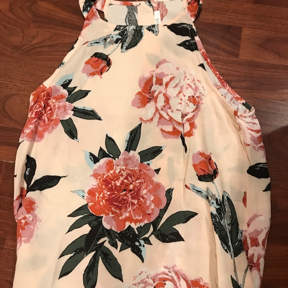Sleeveless Floral Top Features a Rounded Neckline - Picture 2 of 5